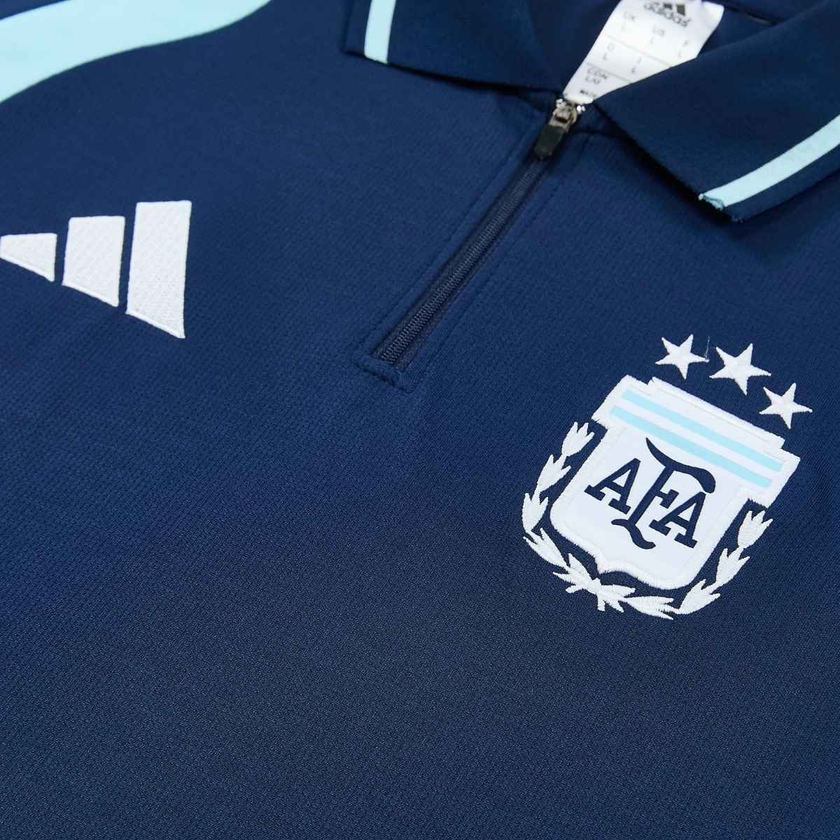 kit-treino-argentina-2026-27-azul-masculino (3) Conjunto Viagem Argentina Camisa Polo e Calça Azul Escuro 2026/27 Masculino