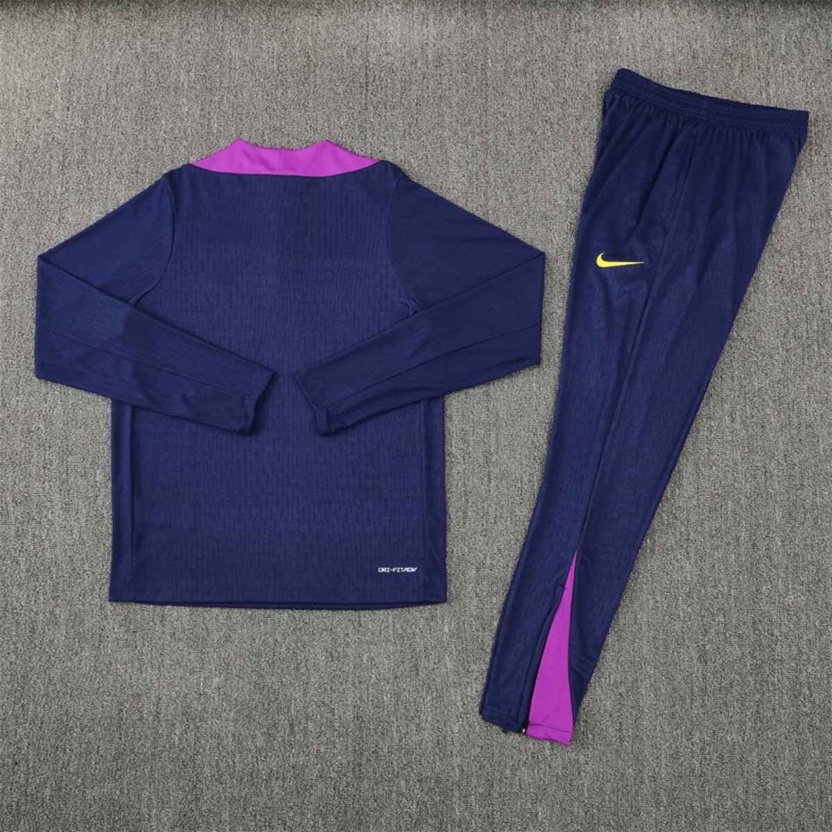 kit-treino-barcelona-2025-26-azul-masculino (2) Conjunto Treino Barcelona Calça e Jaqueta 2025/26 Roxo Escuro Masculina