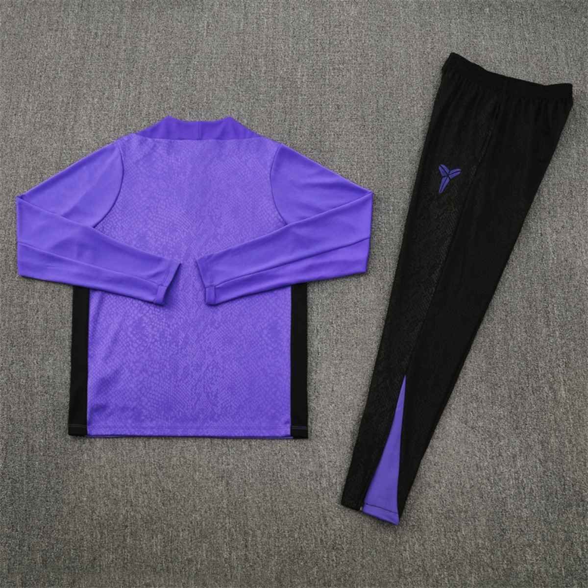 kit-treino-barcelona-2025-26-lilas-masculino (2) Conjunto Treino Barcelona Calça e Jaqueta Kobe Bryant 2025/26 Roxo Masculina