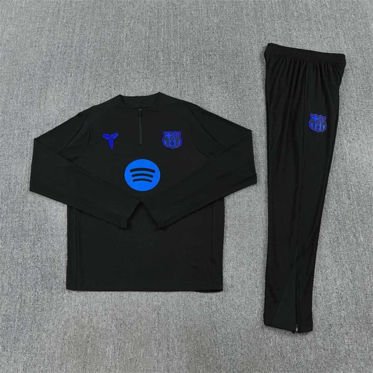 kit-treino-barcelona-2025-26-preto-azul-masculino (2) Conjunto Treino Barcelona Calça e Jaqueta Preto/Azul 2025/26 Jogador Masculina