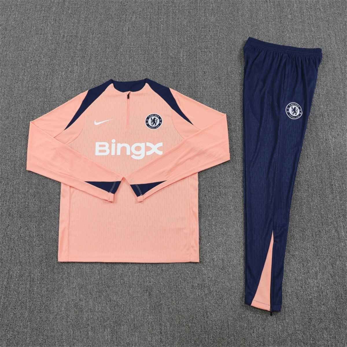 kit-treino-chelsea-2025-26-rosa-azul-masculino (2) Conjunto Treino Chelsea FC Calça e Jaqueta Rosa 2025/26 Masculina