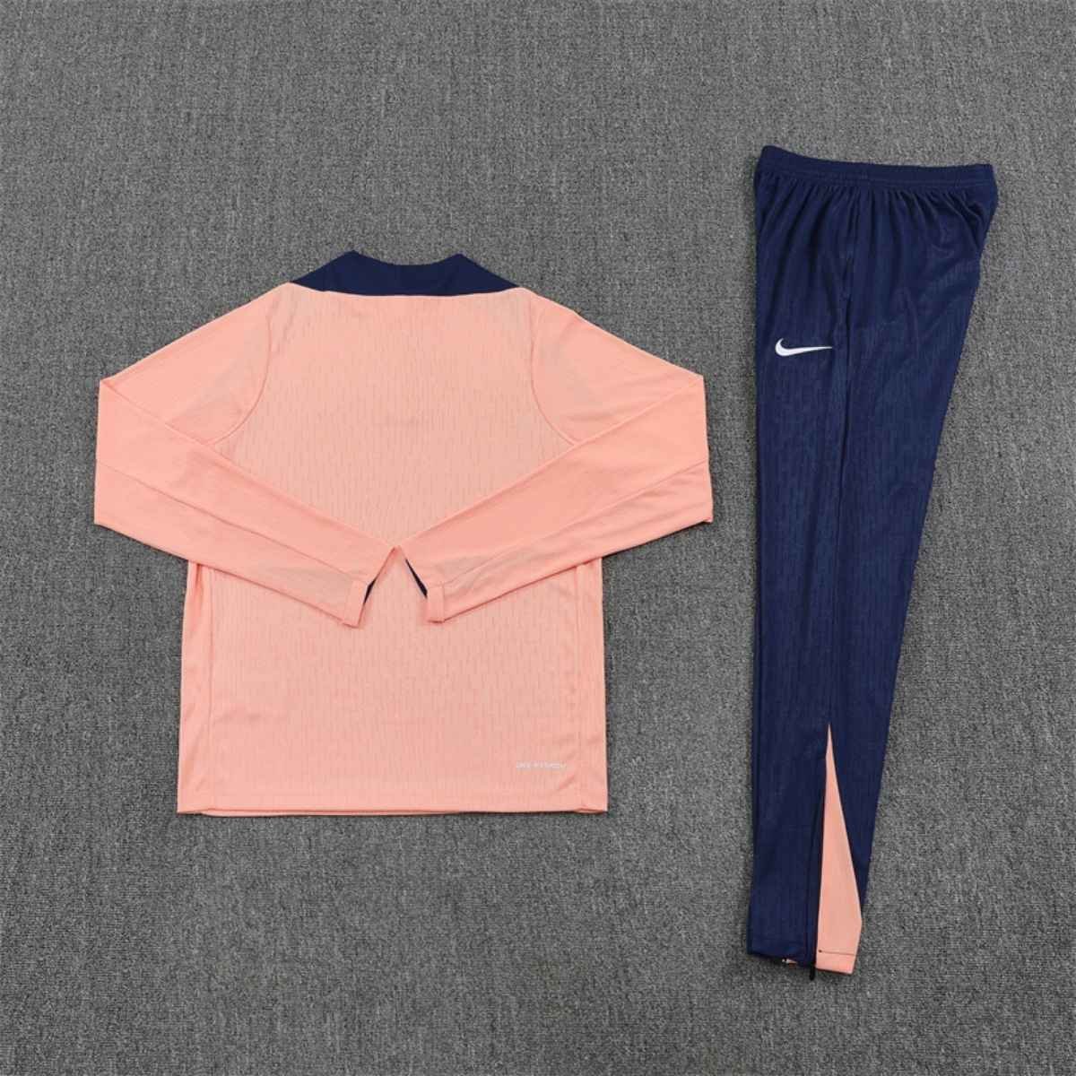 kit-treino-chelsea-2025-26-rosa-azul-masculino (3) Conjunto Treino Chelsea FC Calça e Jaqueta Rosa 2025/26 Masculina