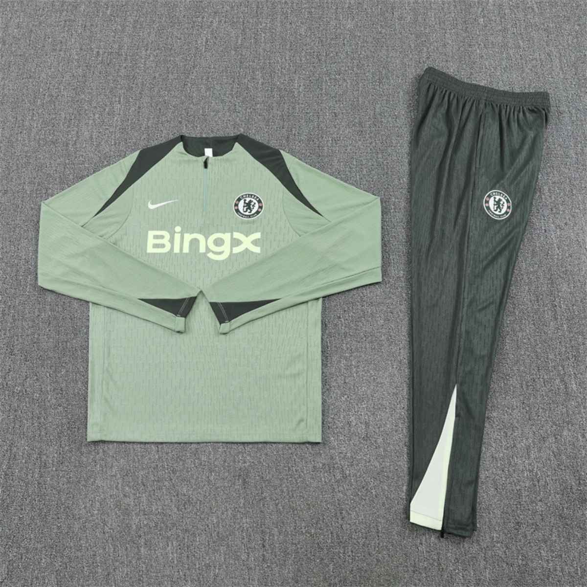 kit-treino-chelsea-2025-26-verde-masculino (2) Conjunto Treino Chelsea FC Calça e Jaqueta Verde 2025/26 Masculina