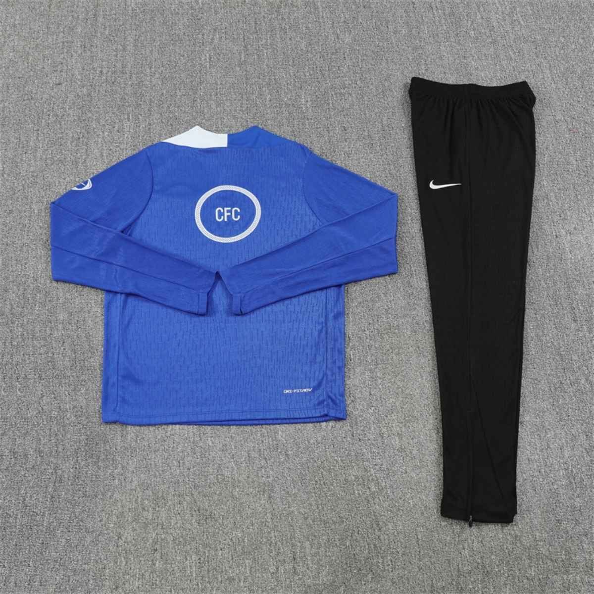 kit-treino- chelsea-fc-2025-26-azul-preto-masculino (3) Conjunto Treino Chelsea FC Calça e Jaqueta Azul 2025/26 Masculina