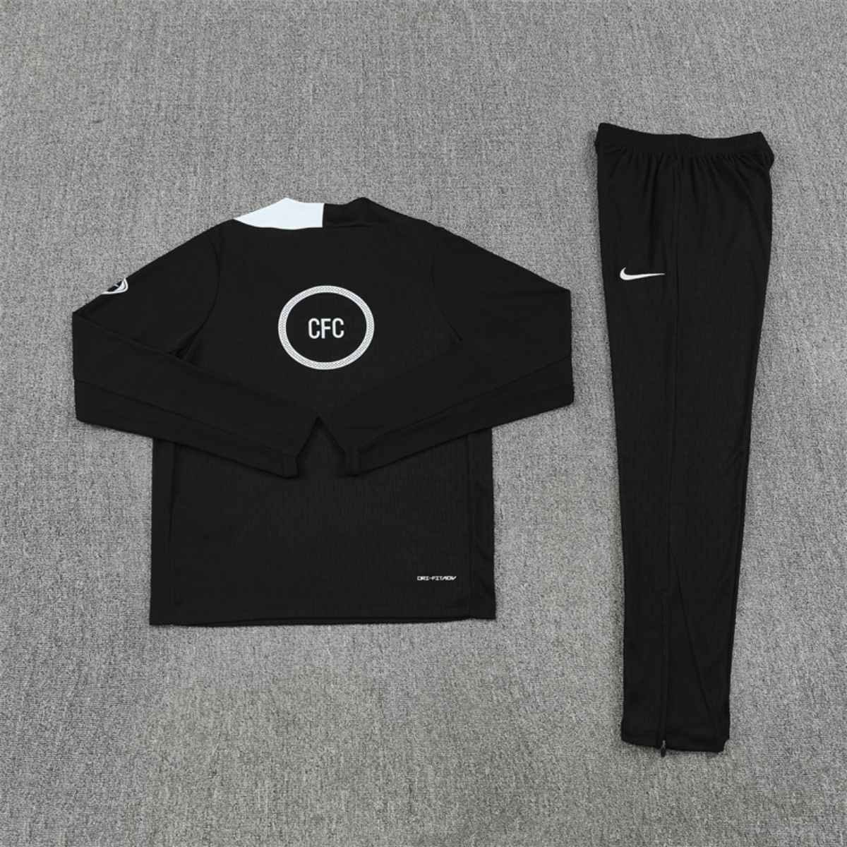 kit-treino-chelsea-fc-2025-26-preto-masculino (3) Conjunto Treino Chelsea FC Calça e Jaqueta Preto 2025/26 Masculina