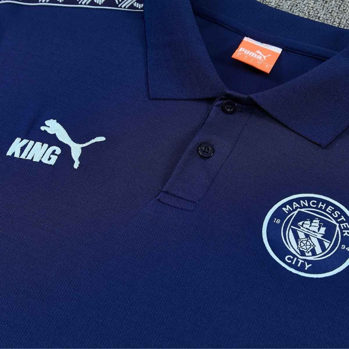 kit-treino-manchester-city-2024-25-azul-masculino (2) Conjunto Viagem Manchester City Camisa Polo e Calça Azul 2024/25 Masculino