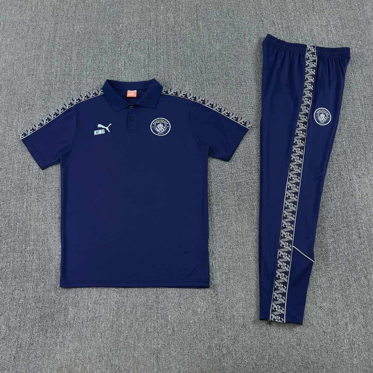 kit-treino-manchester-city-2024-25-azul-masculino (3) Conjunto Viagem Manchester City Camisa Polo e Calça Azul 2024/25 Masculino