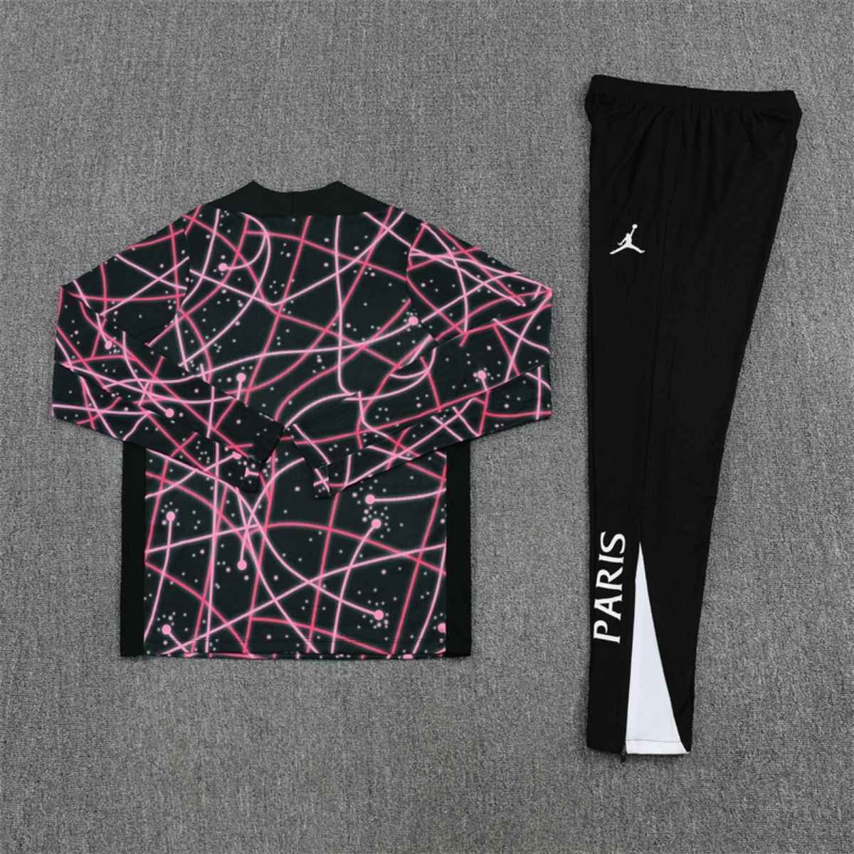kit-treino-paris-saint-germain-2025-26-preto-rosa-masculino (2) Conjunto Treino PSG Calça e Jaqueta Preto/Rosa 2025/26 Masculina