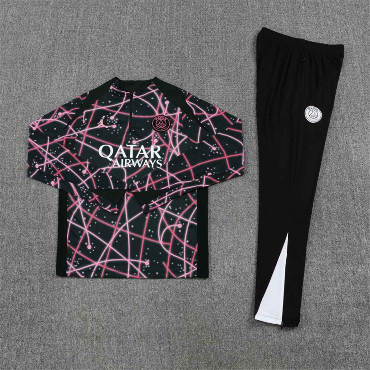 kit-treino-paris-saint-germain-2025-26-preto-rosa-masculino (3) Conjunto Treino PSG Calça e Jaqueta Preto/Rosa 2025/26 Masculina