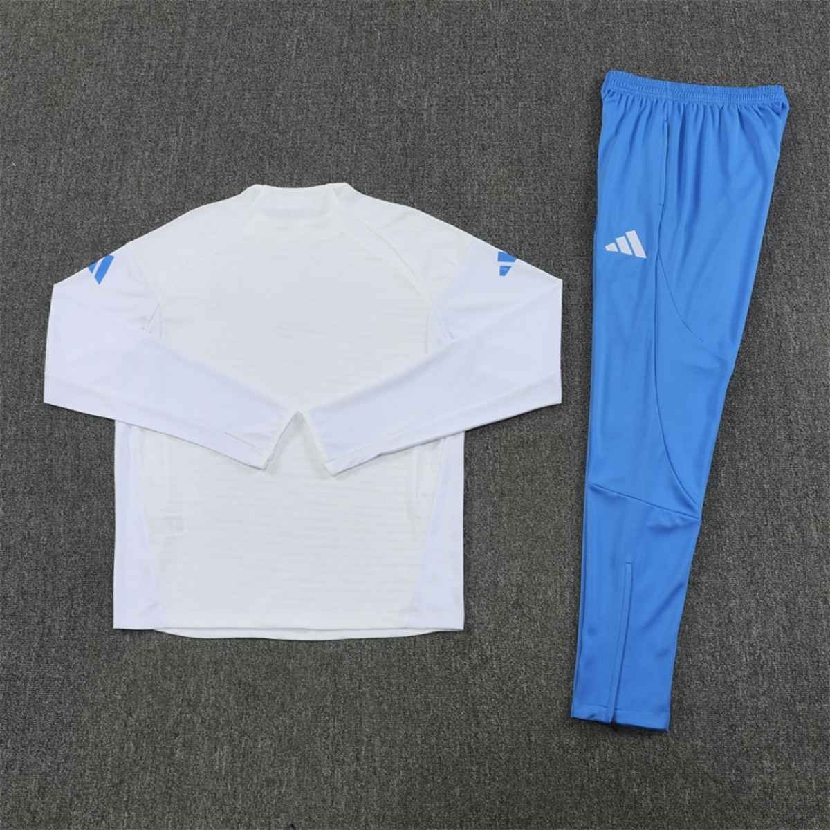 kit-treino-real-madrid-2025-26-branco-azul-claro-masculino (2) Conjunto Treino Real Madrid Calça e Jaqueta Branco/Azul 2025/26 Masculina
