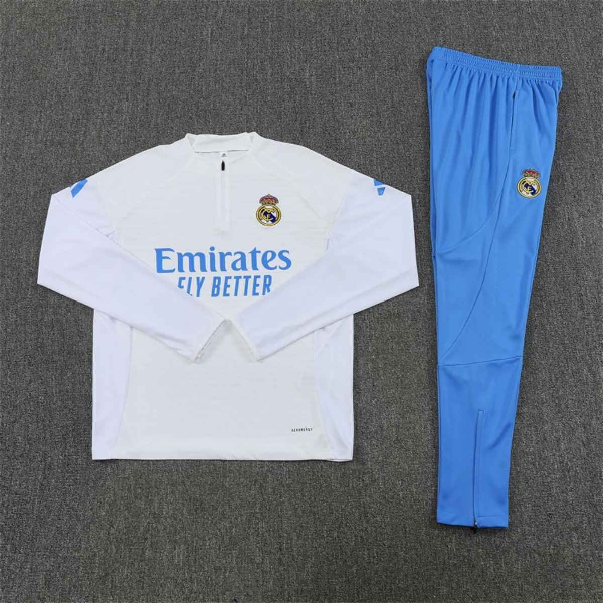 kit-treino-real-madrid-2025-26-branco-azul-claro-masculino (3) Conjunto Treino Real Madrid Calça e Jaqueta Branco/Azul 2025/26 Masculina