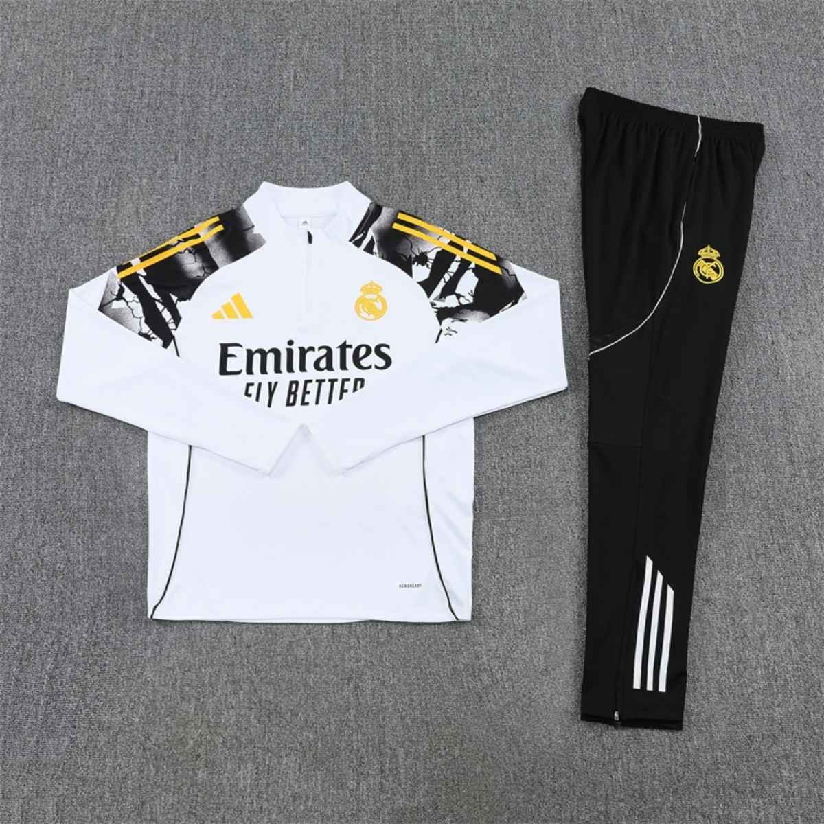 kit-treino-real-madrid-2025-26-branco-preto-masculino (3) Conjunto Treino Real Madrid Calça e Jaqueta Branco/Preto 2025/26 Masculina