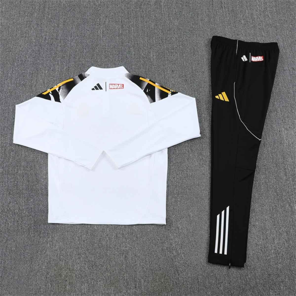 kit-treino-real-madrid-2025-26-branco-preto-masculino (4) Conjunto Treino Real Madrid Calça e Jaqueta Branco/Preto 2025/26 Masculina