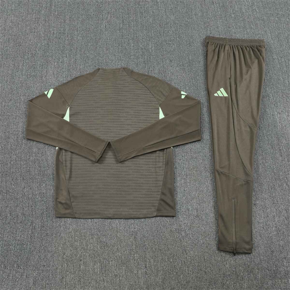kit-treino-real-madrid-2025-26-cinza-masculino (2) Conjunto Treino Real Madrid Calça e Jaqueta Cinza 2025/26 Masculina