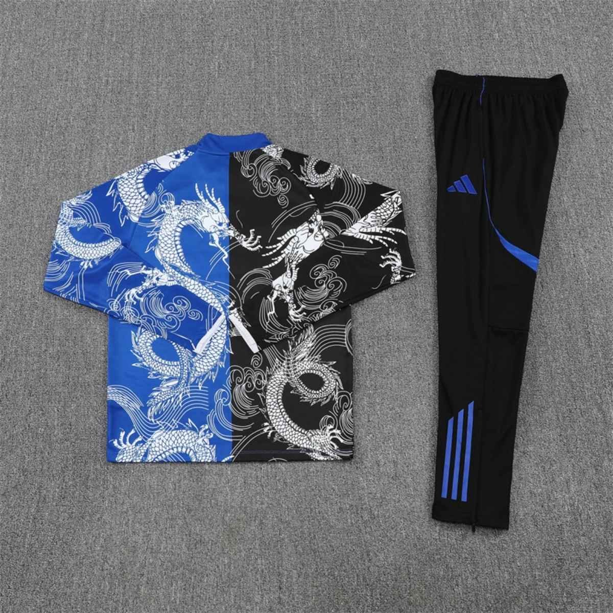 kit-treino-real-madrid-2025-26-preto-azul-masculino (2) Conjunto Treino Real Madrid Calça e Jaqueta Dragão Preto/Azul 2025/26 Masculina
