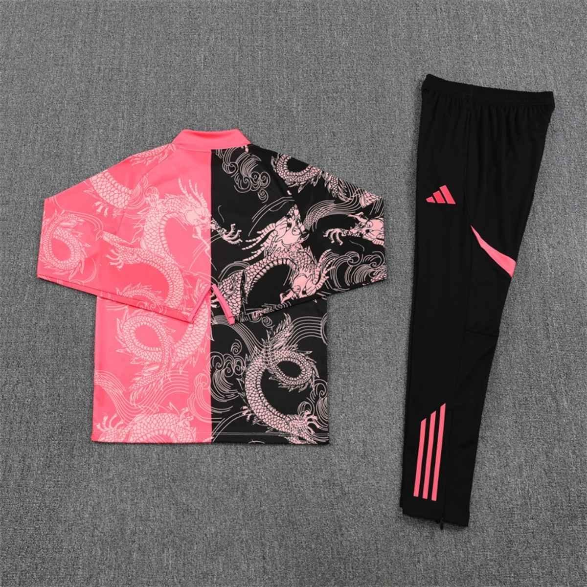 kit-treino-real-madrid-2025-26-preto-rosa-masculino (2) Conjunto Treino Real Madrid Calça e Jaqueta Dragão Preto/Rosa 2025/26 Masculina