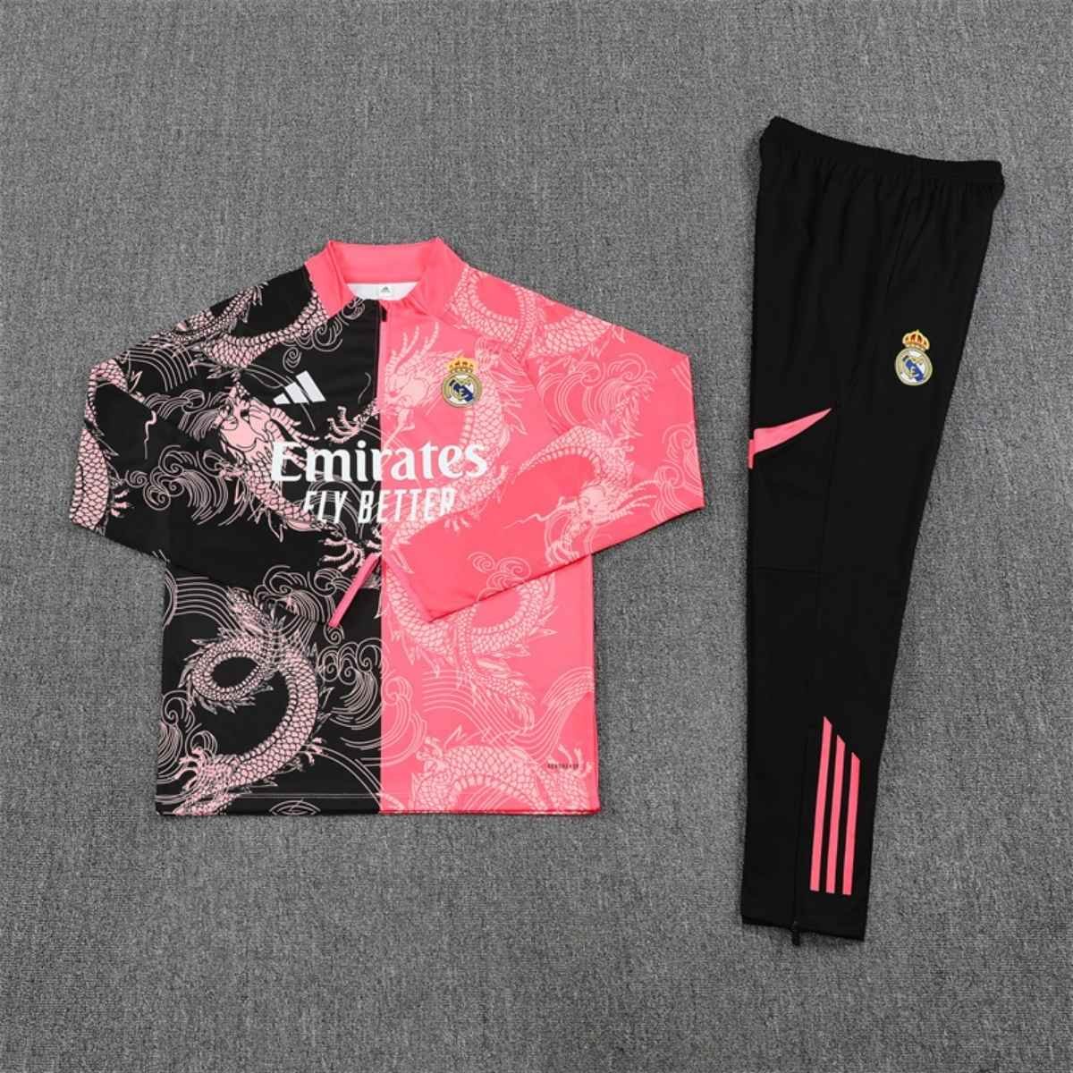 kit-treino-real-madrid-2025-26-preto-rosa-masculino (3) Conjunto Treino Real Madrid Calça e Jaqueta Dragão Preto/Rosa 2025/26 Masculina