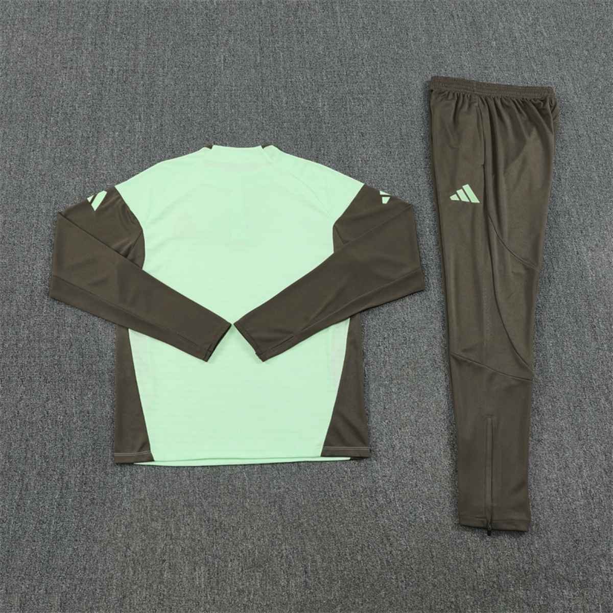 kit-treino-real-madrid-2025-26-verde-masculino (3) Conjunto Treino Real Madrid Calça e Jaqueta Verde/Cinza 2025/26 Masculina