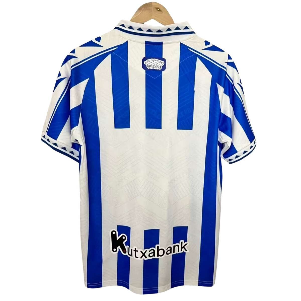 camisa-real-sociedad-azul-branco-2025-26-polo-masculina (1) Camisa Real Sociedad Azul/Branco Retrô 2026 Masculina