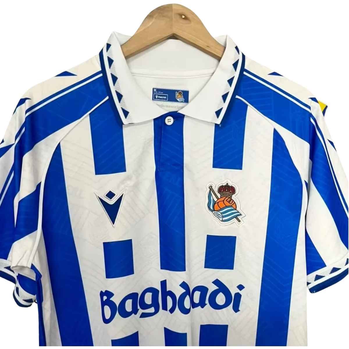 camisa-real-sociedad-azul-branco-2025-26-polo-masculina (2) Camisa Real Sociedad Azul/Branco Retrô 2026 Masculina